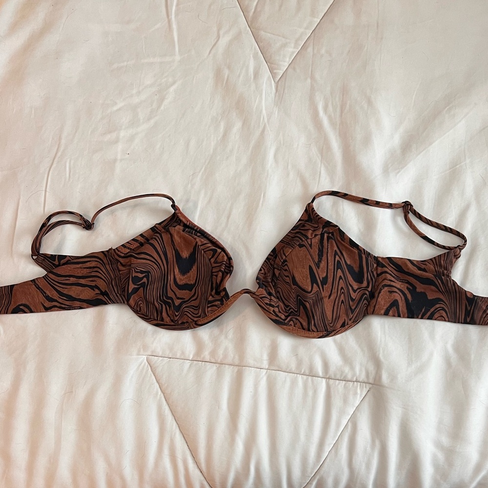 Good American Good Swim Showoff Curve Bikini Top; Black/Chai swirl, size 2